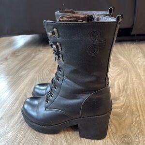 Zipper boots with heel and laces